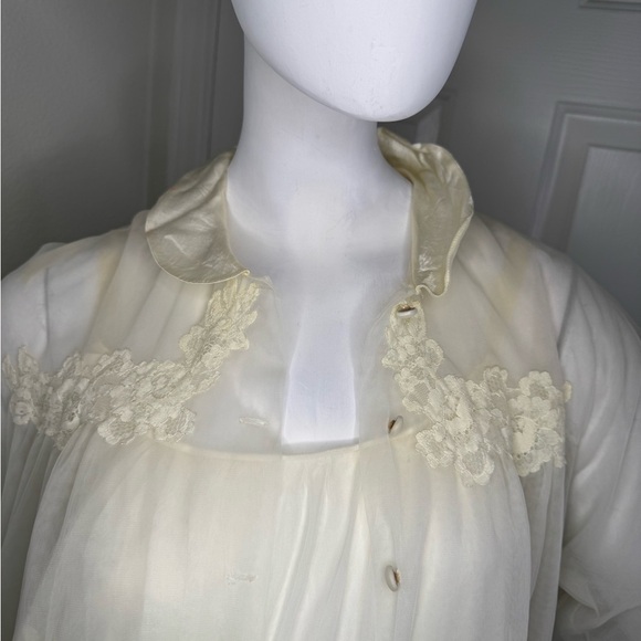 1960 Vintage Cream Chemise with Lace Detailing and Flowing Sleeves.  #148 - Picture 4 of 13